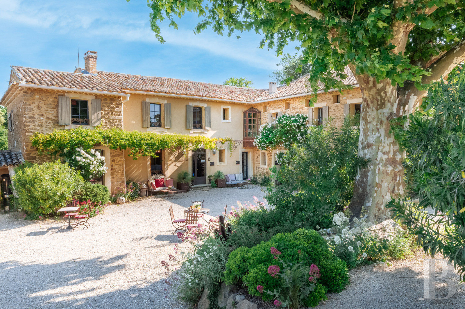 Dans le Vaucluse, aux environs de Beaumes-de-Venise,  une ancienne ferme du 18e siècle bordée de vignes - photo  n°1